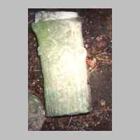022-1090 Goldbach am 06.Juni 1995. Saeule eines Familiengrabes, beschaedigt und umgeworfen im Gestruepp auf dem Goldbacher Kirchhof.jpg